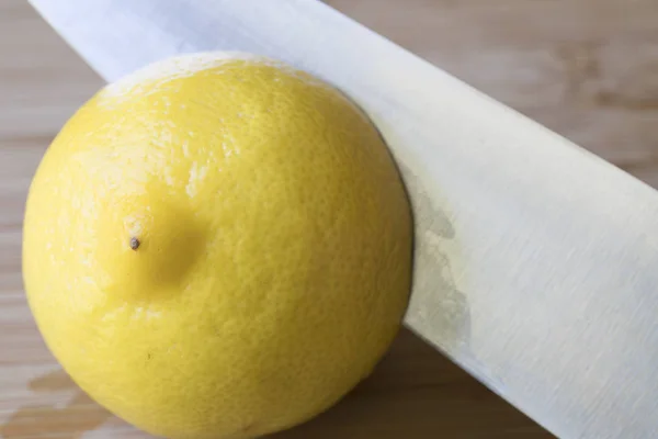 Нарезать лимон ломтиками — стоковое фото
