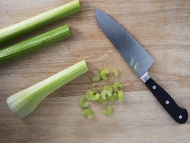 Kereviz kesme tahtası üzerinde doğrama