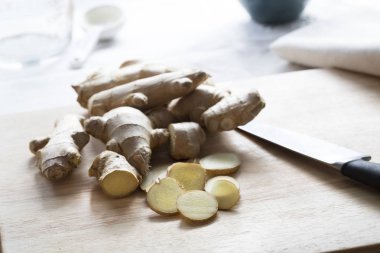 Zencefil dilimleri ve kökleri ile bıçak