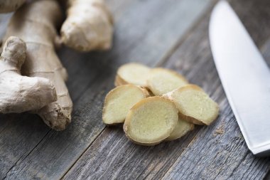 Zencefil kökü dilimleri kadar kapatın