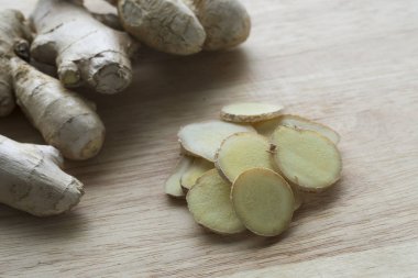 Zencefil dilimleri ve zencefil kökü