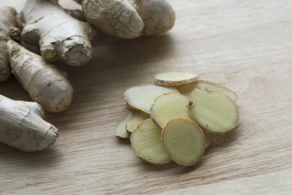 Zencefil dilimleri ve zencefil kökü