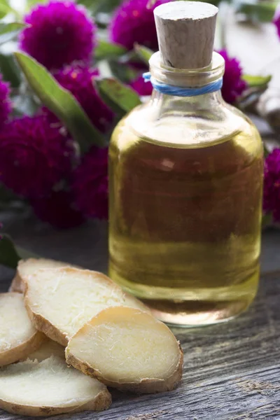 Rebanadas de jengibre con aceite medicinal — Foto de Stock