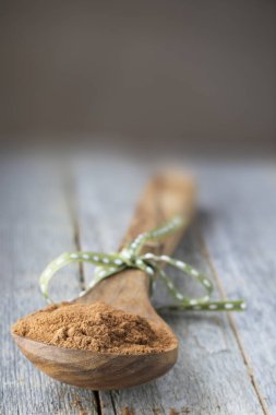 Tahta kaşıkta tarçın tozu.