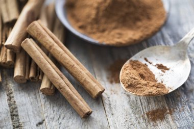 toz tarçın ve sopa