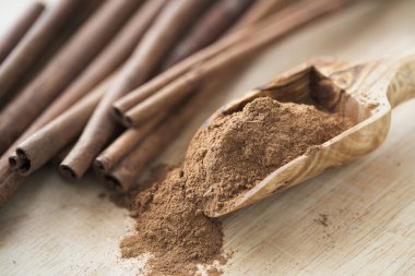 Toz tarçın ve sopa yatay