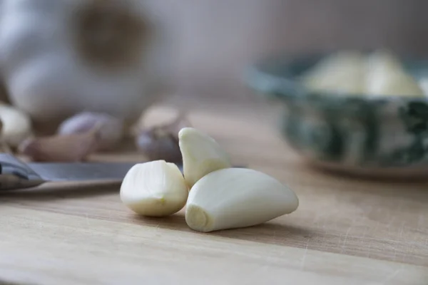 Stroužky česneku na řezné ploše — Stock fotografie