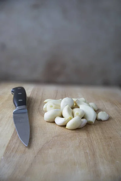 Knoblauch und Messer — Stockfoto