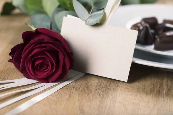 Una rosa roja y una tarjeta en blanco — Foto de Stock