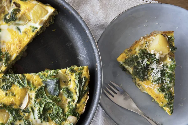 Frittata em Pan com fatia — Fotografia de Stock