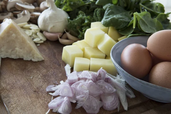 Färsk schalottenlök och andra ingredienser — Stockfoto