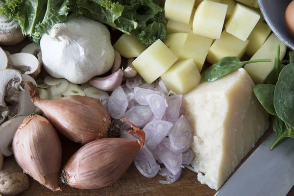 Frische ganze und in Scheiben geschnittene Zutaten — Stockfoto