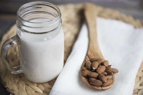 Kanna med mandelmjölk och mandel — Stockfoto