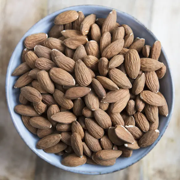 Cuenco de almendras —  Fotos de Stock