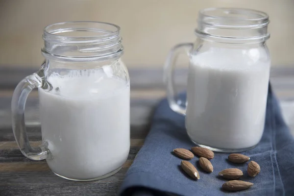 Burkar av mandelmjölk med råa mandlar — Stockfoto