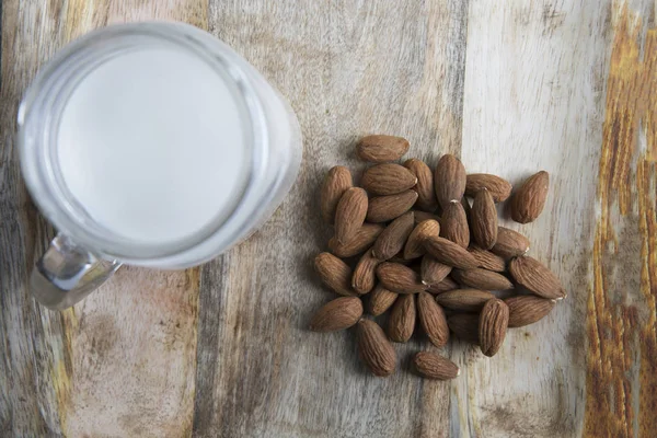 Almendras crudas frescas con leche de almendra —  Fotos de Stock