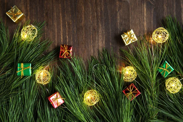 Boughs de pino y luces de Navidad —  Fotos de Stock