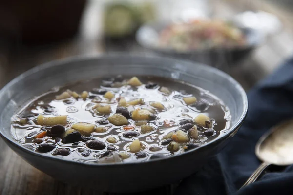 Vegane schwarze Bohnen-Suppe — Stockfoto