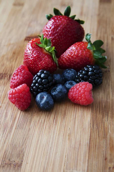 Свіжі ягоди змішані — стокове фото