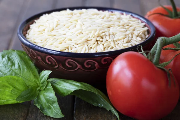 Orzo Paste mit Basilikum und Tomaten — Stockfoto
