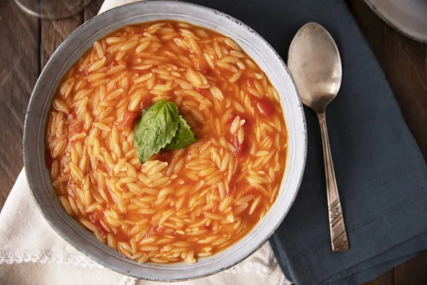 Orzo polévka s bazalkovou plochou — Stock fotografie