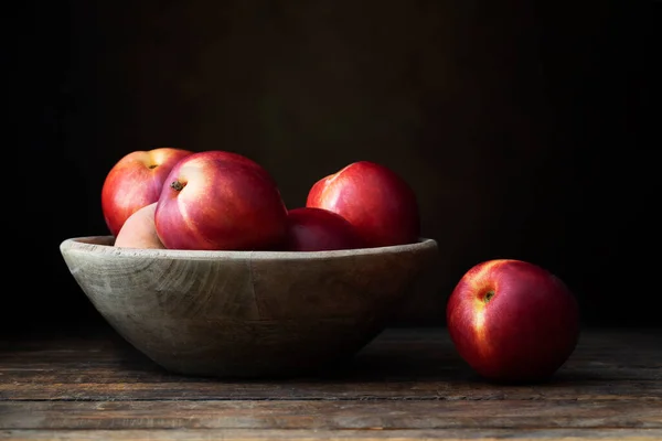 Nectarinas frescas na tigela — Fotografia de Stock