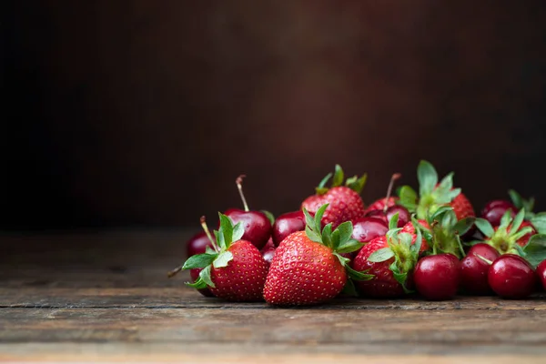 Čerstvé jahody a třešně — Stock fotografie