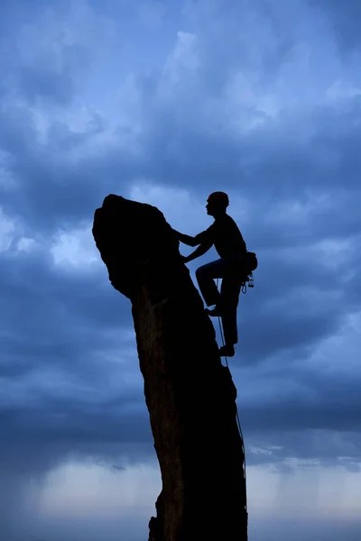 Climber on the edge. — Stock Photo, Image