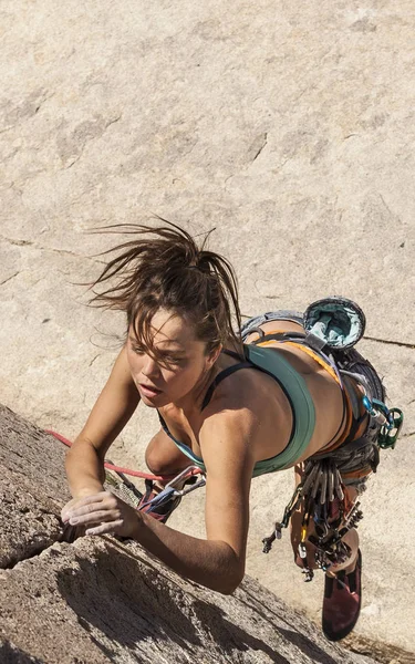 Rock climber clinging to a cliff. — Stock Photo, Image