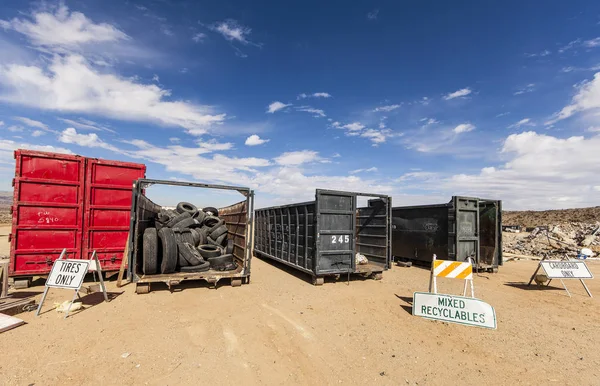 Gebruikte banden recycling dumpster. — Stockfoto