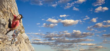 bir uçurum için sıkı bir dağcı.