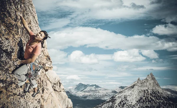 Скелястий альпініст чіпляється до скелі . Ліцензійні Стокові Зображення