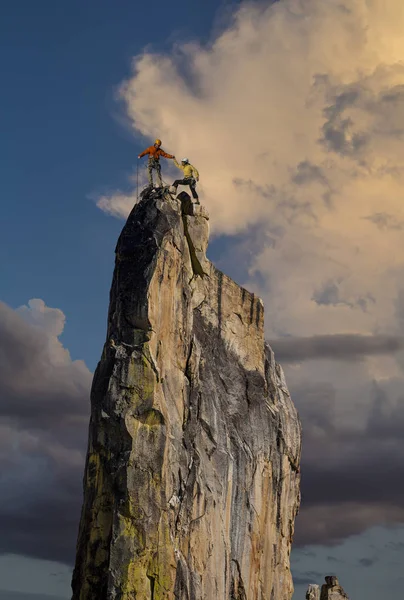 Escaladores na borda . — Fotografia de Stock