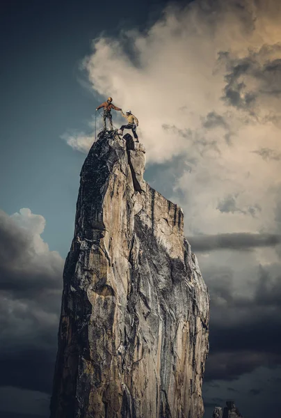 Альпіністи на краю . Ліцензійні Стокові Фото