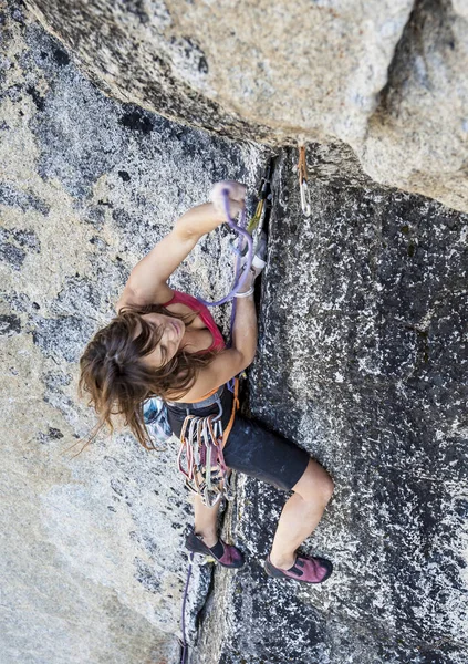 Female climber determined to succeed. — Stock Photo, Image