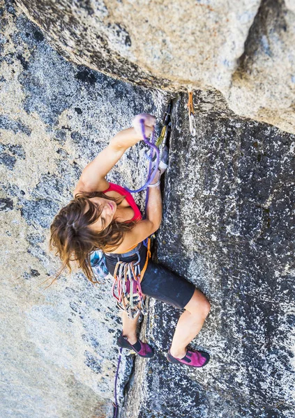 Vrouwelijke klimmer vastbesloten om te slagen. — Stockfoto