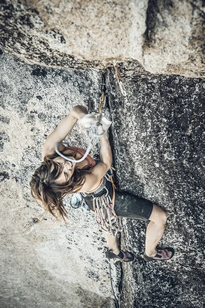 Mulher alpinista determinada a ter sucesso . — Fotografia de Stock