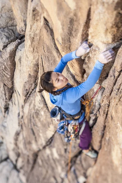 Escalade accrochée à une falaise . — Photo