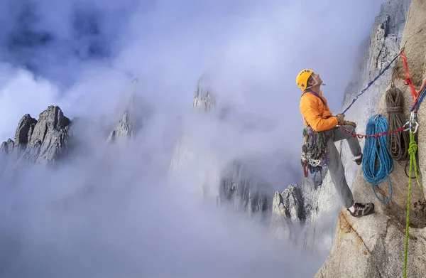 Escalador de rocas en el borde . —  Fotos de Stock