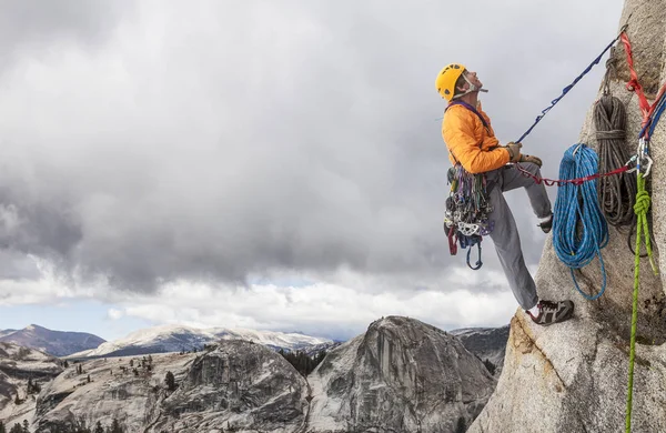 Bergsteiger am Abgrund. — Stockfoto