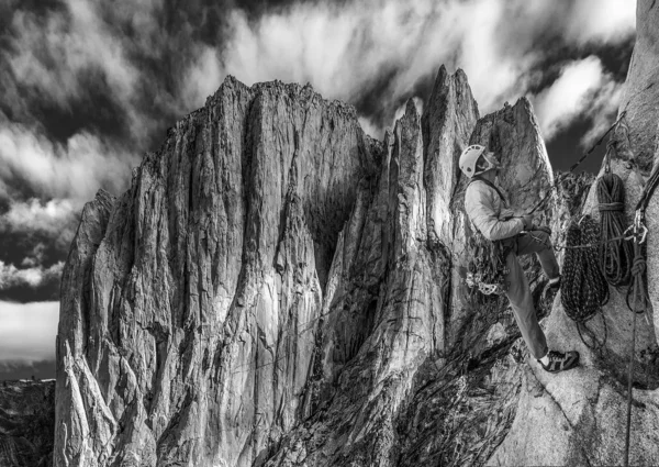 Βράχο ορειβάτης στην άκρη. — Φωτογραφία Αρχείου