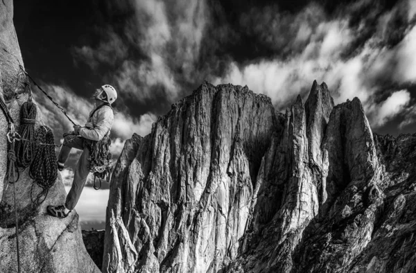 Scalatore di roccia sul bordo . — Foto Stock