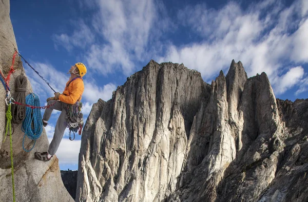 Rock klimmer op de rand. — Stockfoto