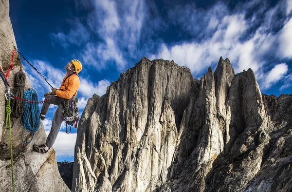 Rock klimmer op de rand. — Stockfoto