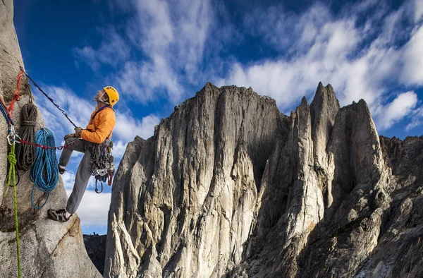 Скельний альпініст на краю . Стокове Фото