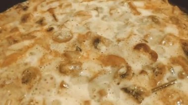 Krem peynir soslu mantarlar.