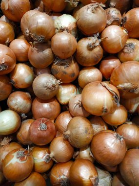 Tezgahta bir sürü sarı soğan var.