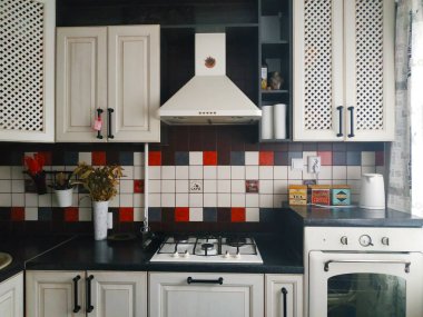 Güzel mutfak içi kırmızı ve beyaz.