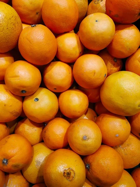 Assorted Oranges Counter — Free Stock Photo