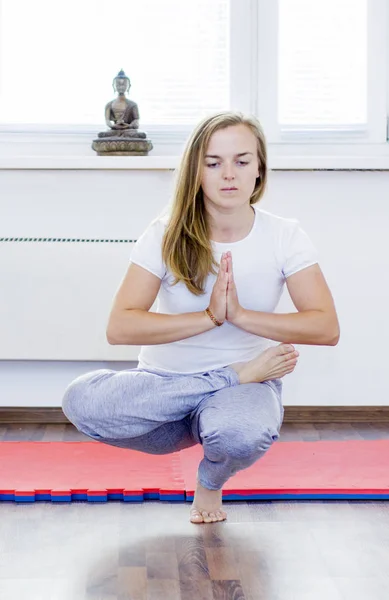 Girl Balancing One Leg — Stock Photo, Image